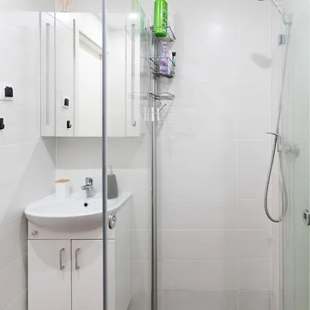 Апартаменты Cozy On Veerenni St, Garden Views.