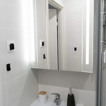 Cozy On Veerenni St, Garden Views.