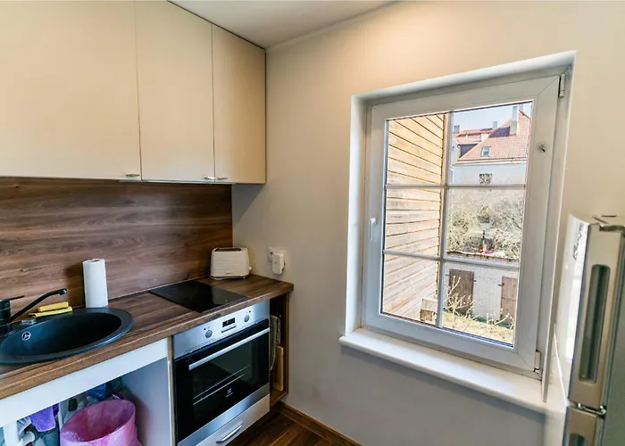 Cozy On Veerenni St, Garden Views.